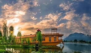 Srinagar houseboat stays