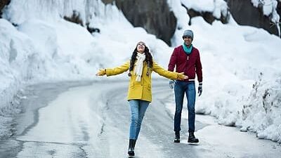 Honeymoon in the snow in Kashmir