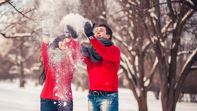 Honeymoon in the snow in Kashmir