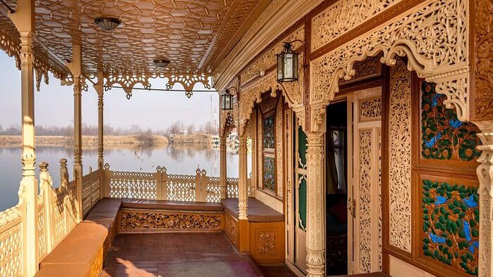 Kashmir luxurious houseboat stay