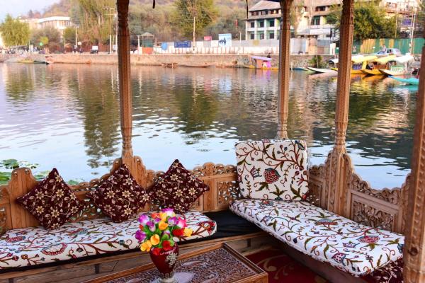 Kashmir houseboat tours