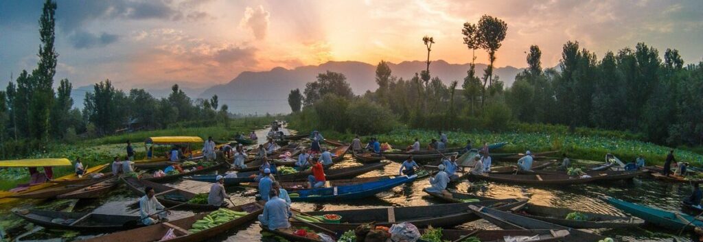 Kashmir romantic houseboat package