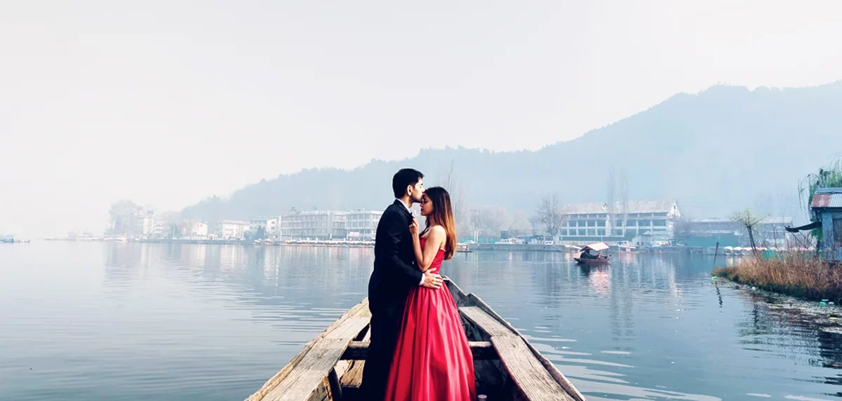 "Romantic shikara ride for Honeymoon packages in Kashmirhoneymooners on Dal Lake in Srinagar, Kashmir."