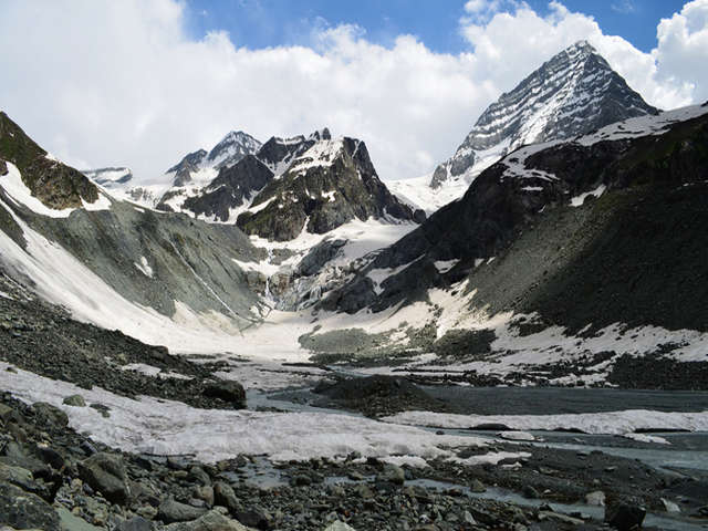 glacier trekking in kashmir
