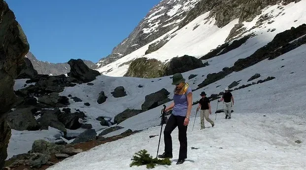 glacier trekking in kashmir