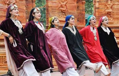 Kashmir Dance Forms: A Cultural Journey Through Movement - Haniefa Tour ...