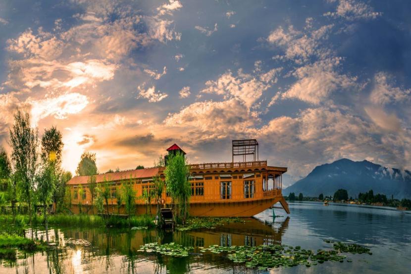 Kashmir romantic houseboat package