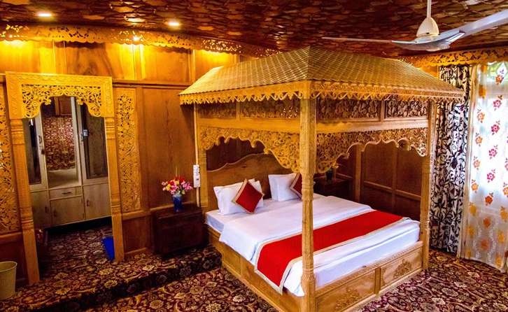 Kashmir romantic houseboat package